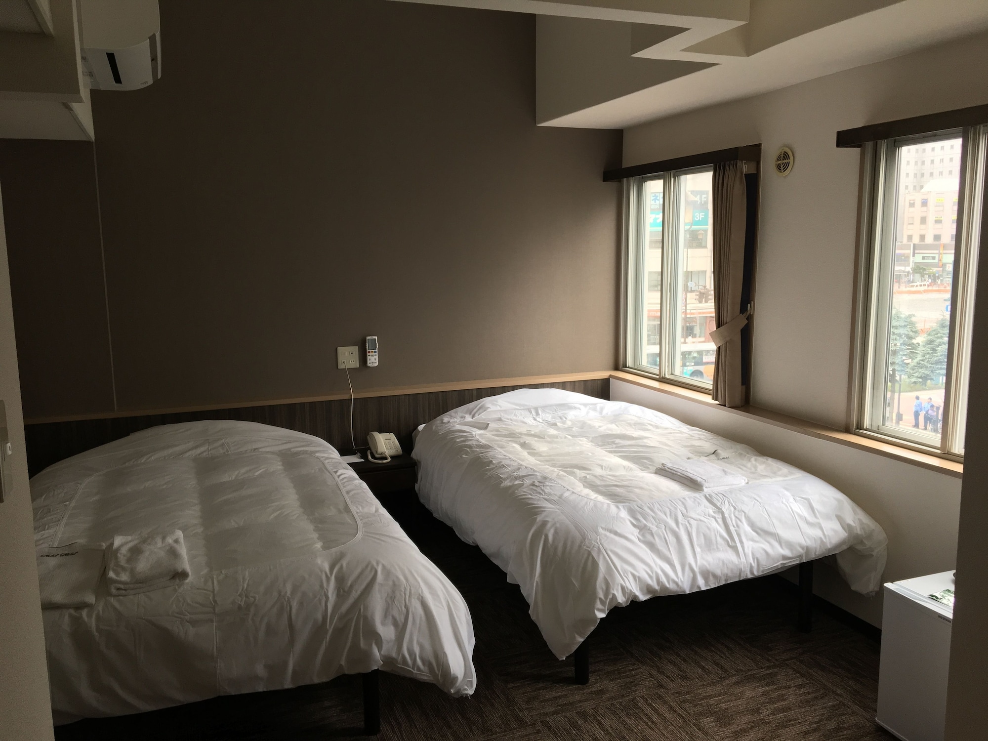 ROOM, TWIN BEDS