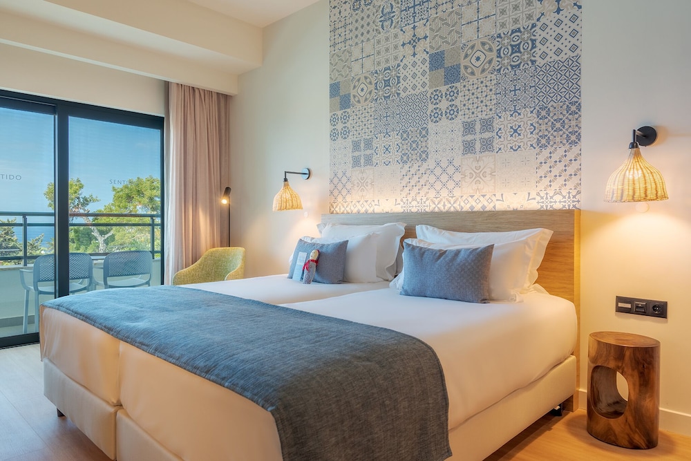 Room, Twin Beds, Lateral Side Ocean View