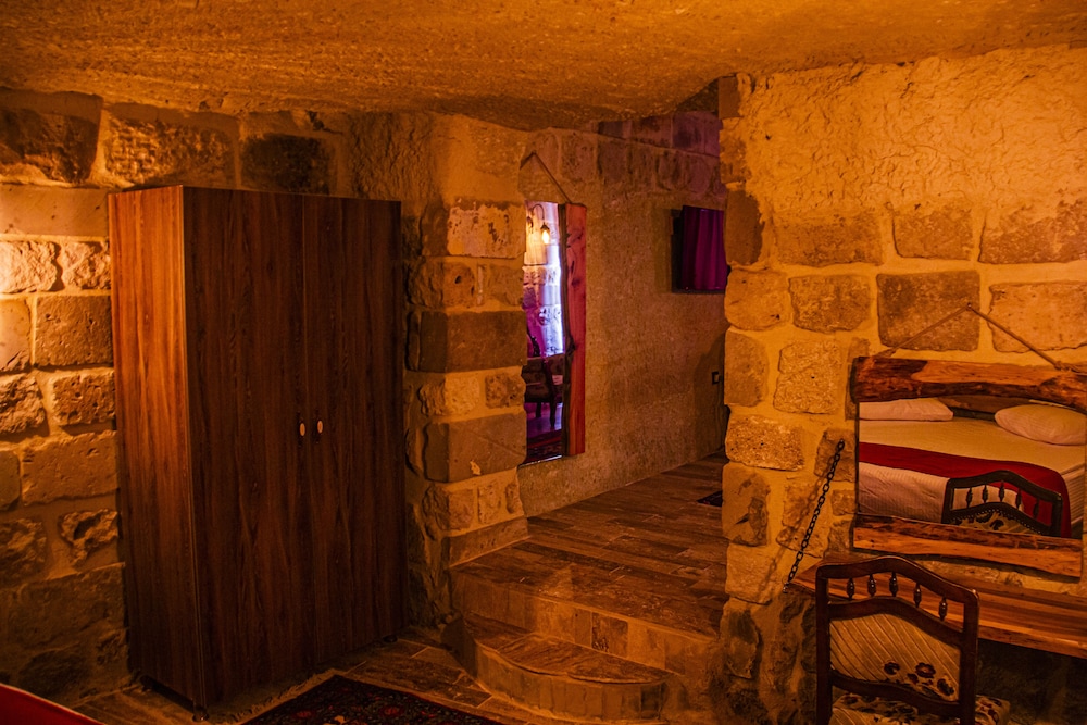 Junior Ottoman Cave 18/41