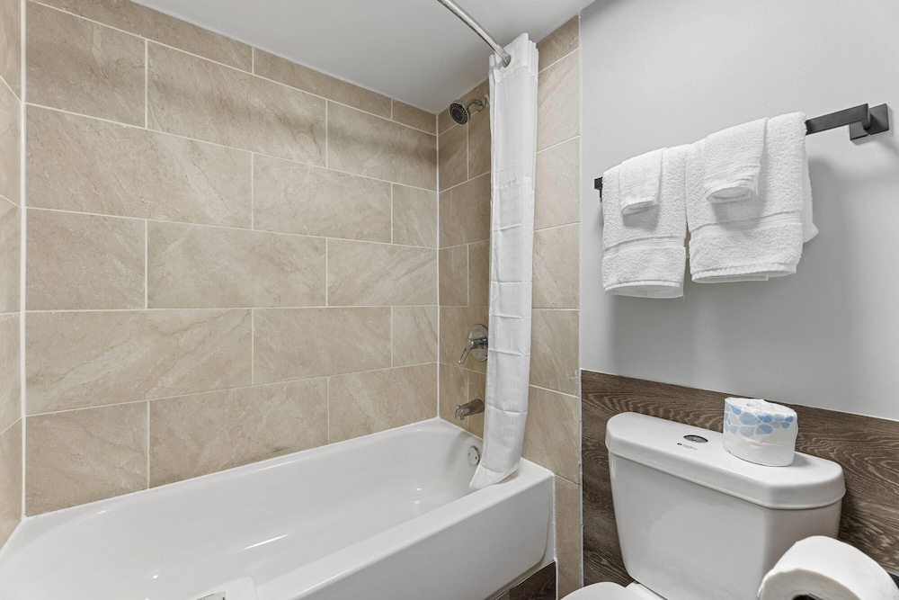 Days Inn & Suites by Wyndham Texas City 51/52
