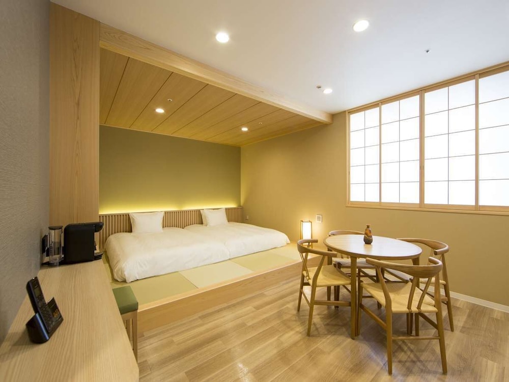 GRAND, 2 QUEEN BEDS