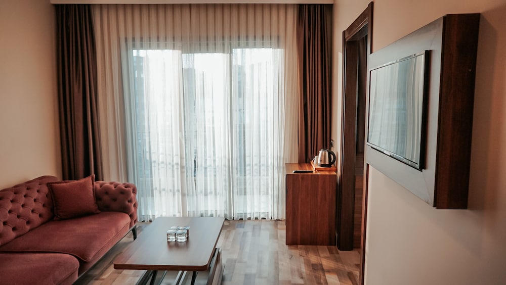 The Grand Mira Hotel 33/50