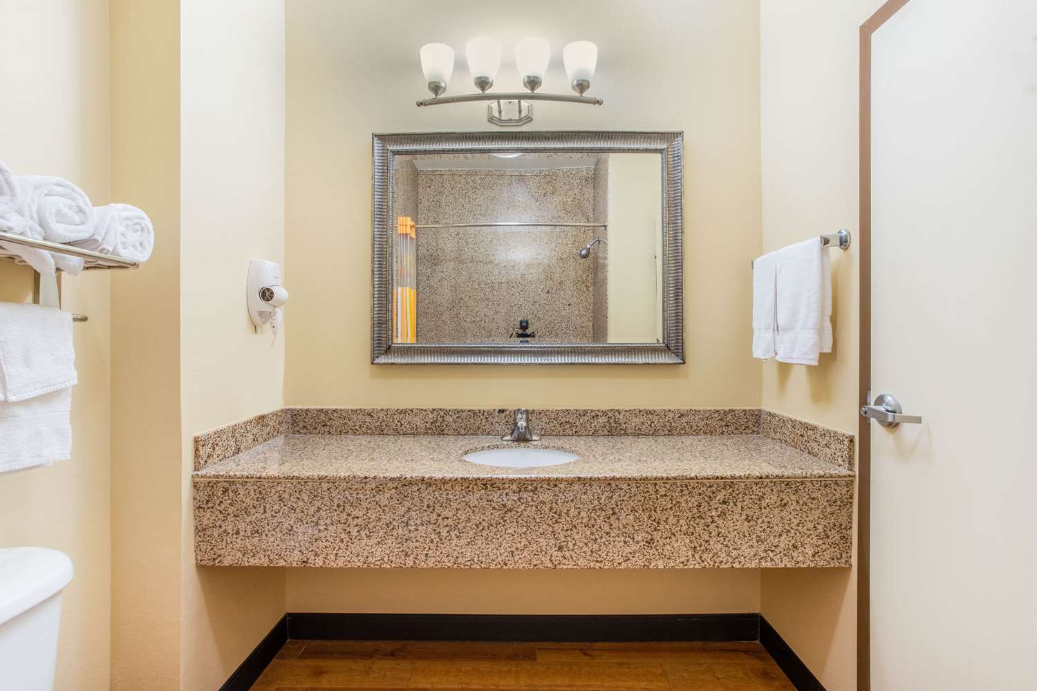 La Quinta Inn & Suites by Wyndham Ennis 50/50