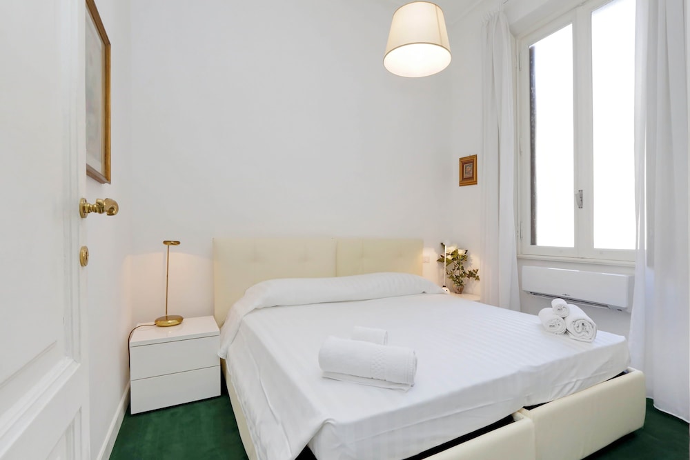 Prestigious Apartment Via Veneto 8/28