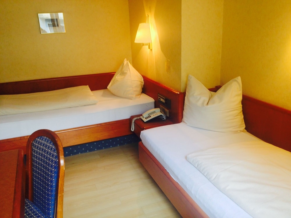 ROOM, TWIN BEDS