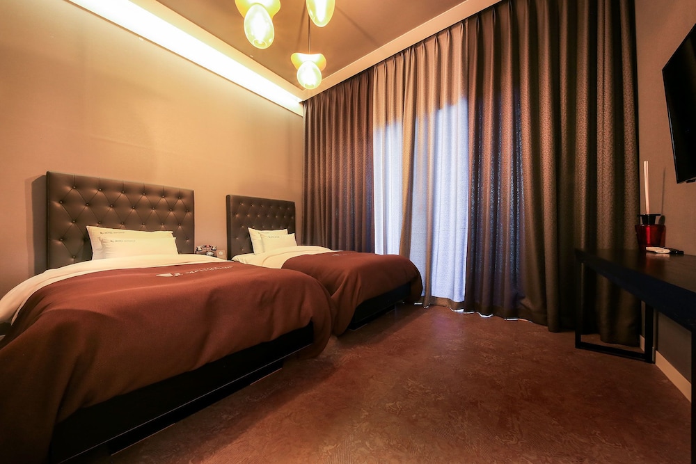 Merry Mud Hotel 17/37