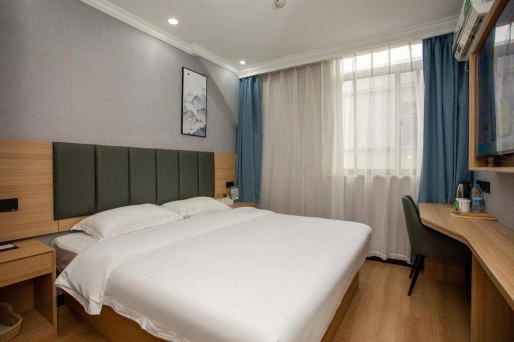 GreenTree Inn Shanghai Luojing Express Hotel 26/49