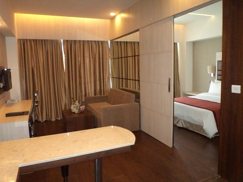 Mahagun Sarovar Portico Suites 38/38