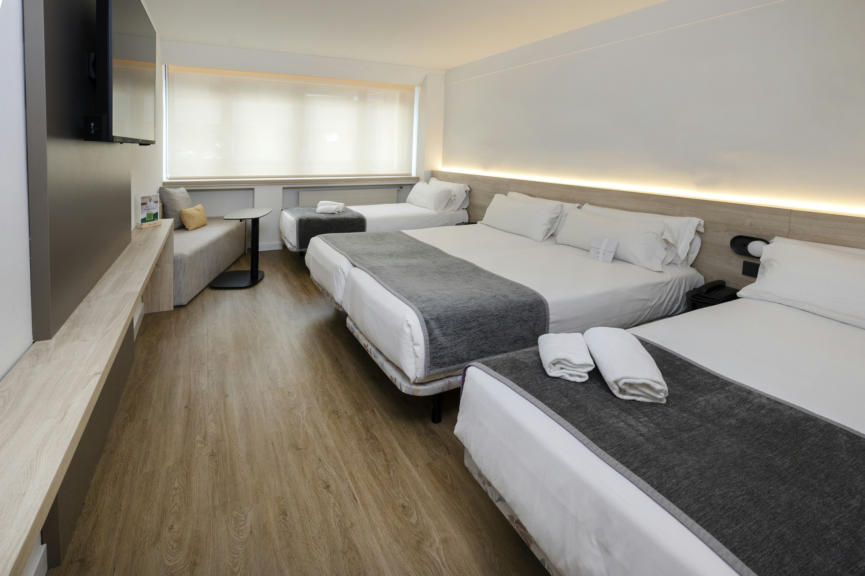 Room, Quadruple