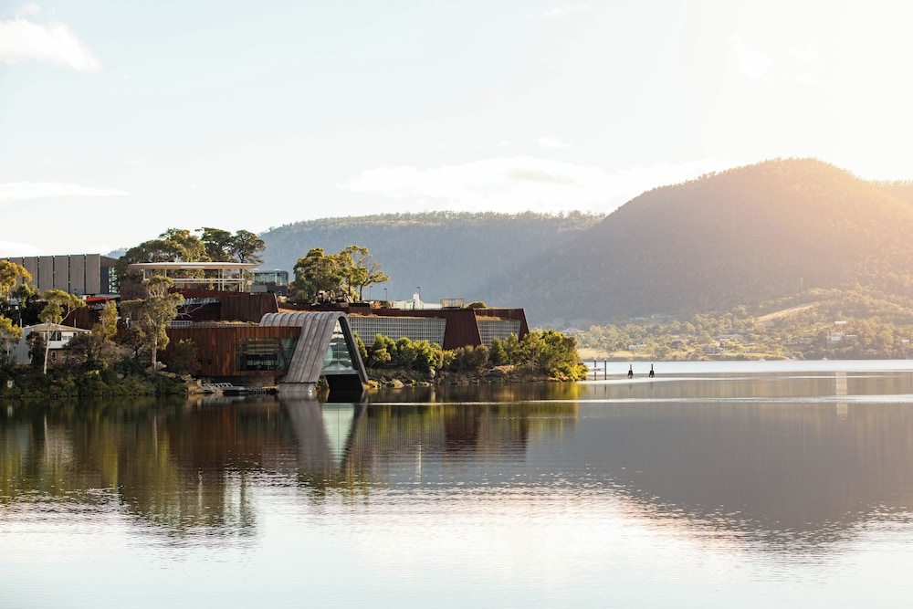 Mona Pavilions 42/50