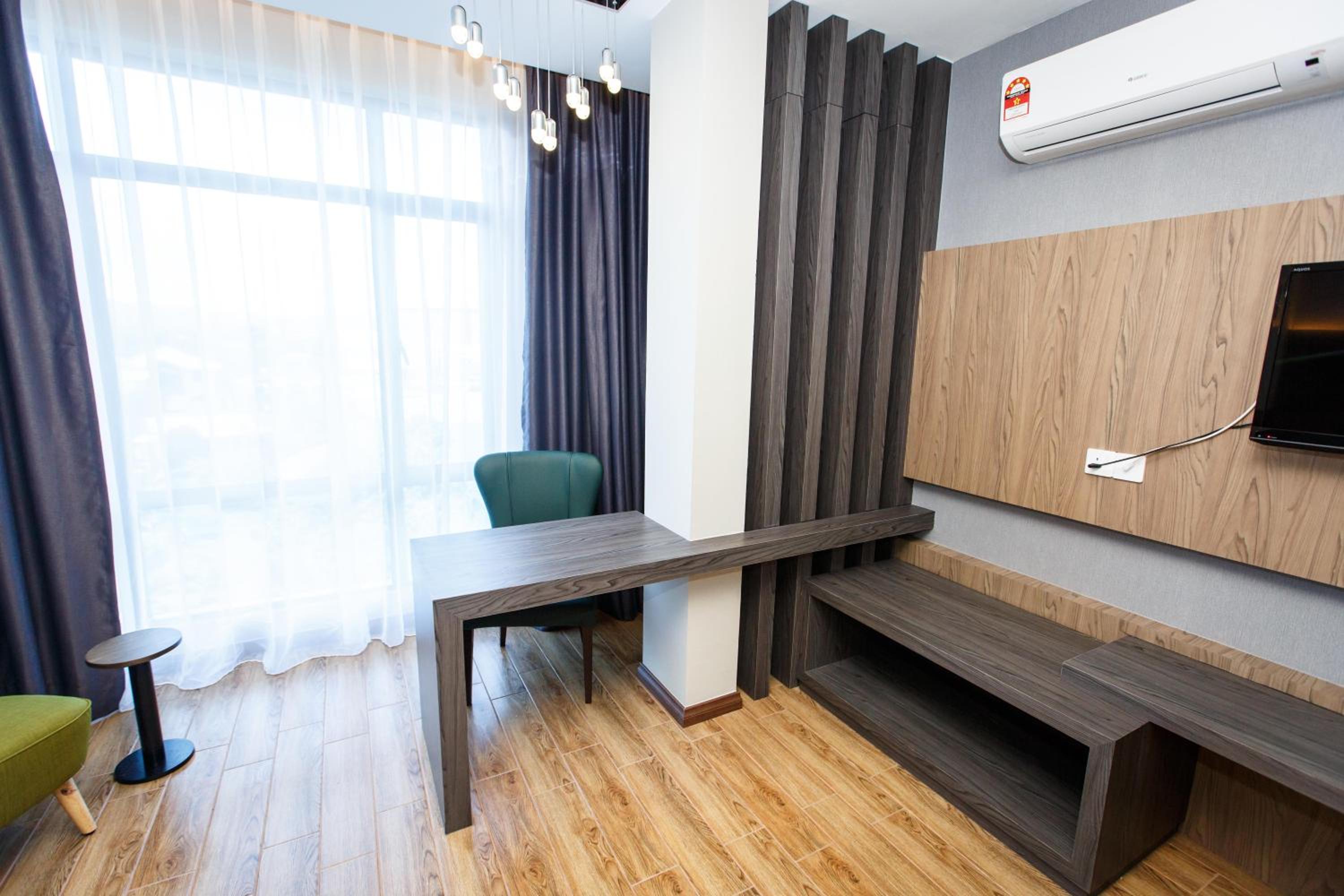Lintas Platinum Hotel 39/59