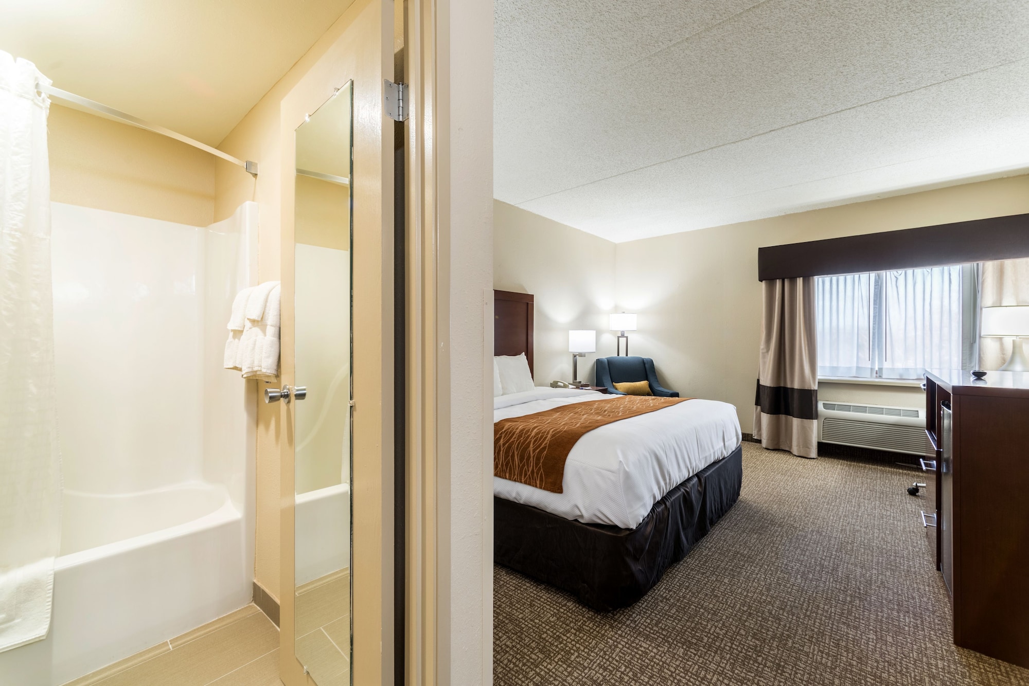 Standard, King Bed, Comfort Inn Festus-St. Louis South 4/7