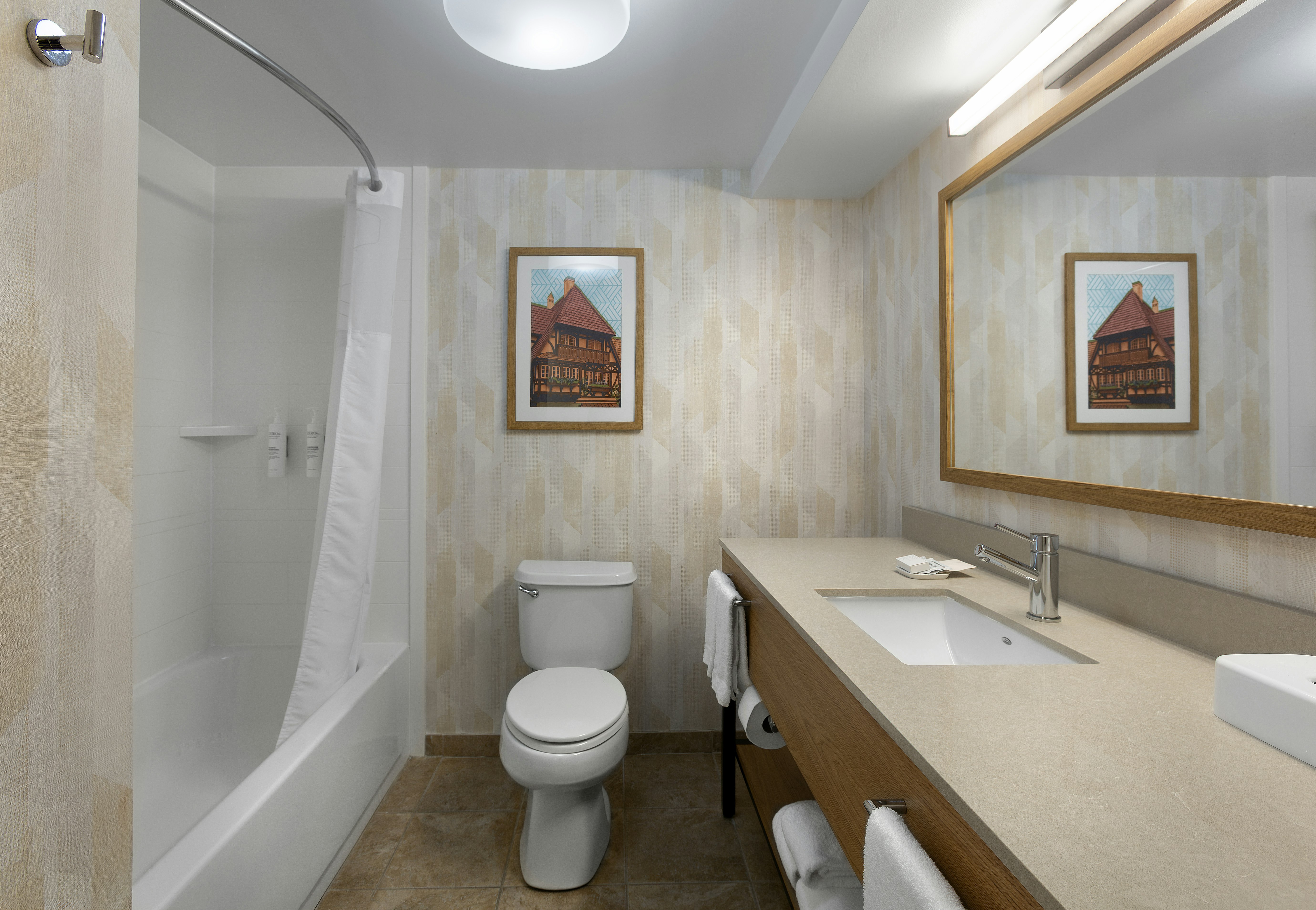 غرفة بسرير كينج بحوض جاكوزي، Hampton Inn Helen 2/3