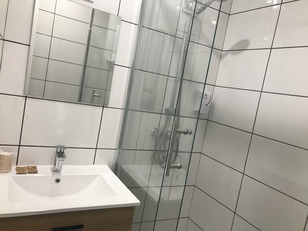 غرفة كلاسيكية رباعية بسرير مزدوج وسريرين منفصلين، Morand Hotel 6/6