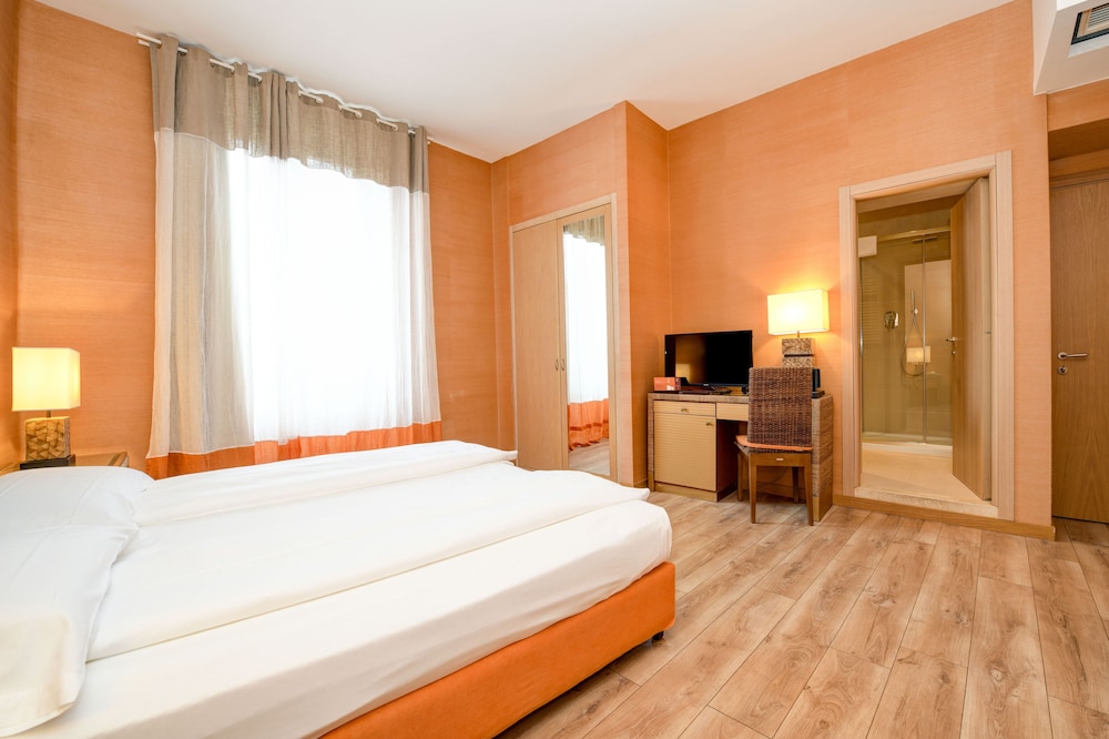ROOM, TRIPLE
