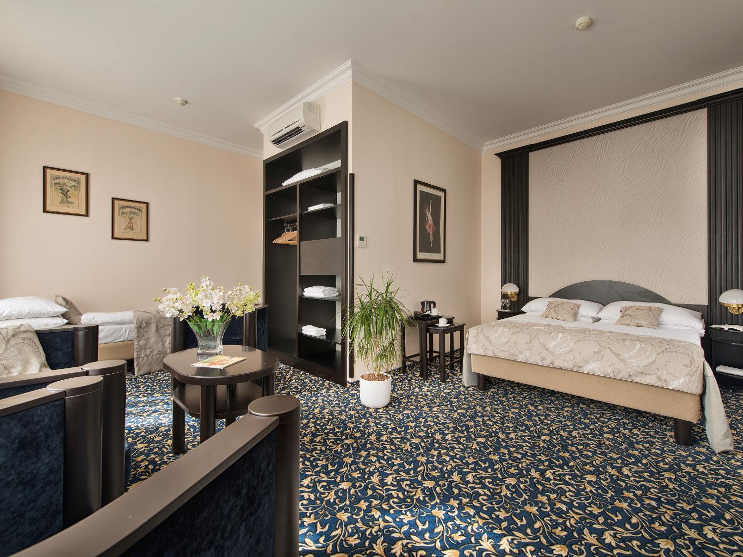 Room, Triple, Single Bed