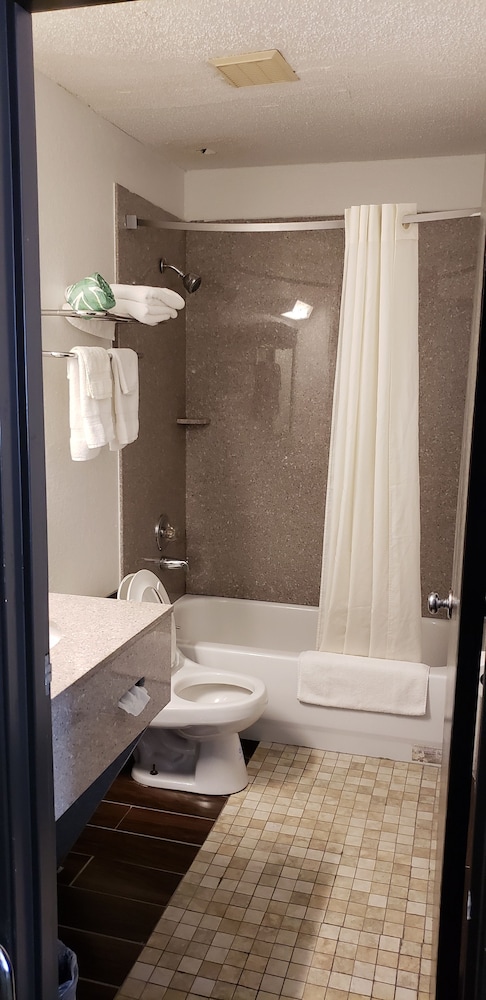 Super 8 By Wyndham Champaign 26/52