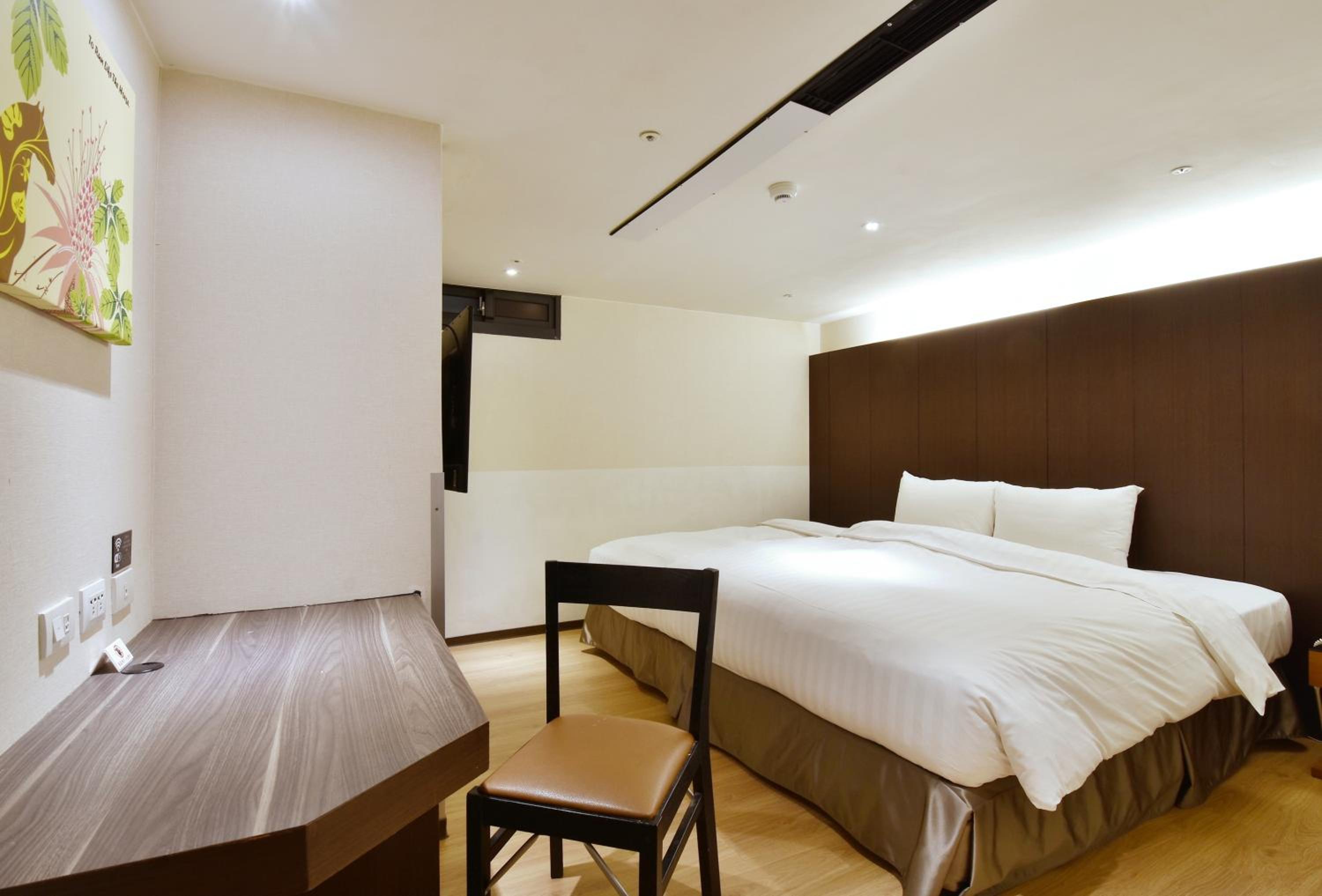Standard, Queen Bed, No Window
