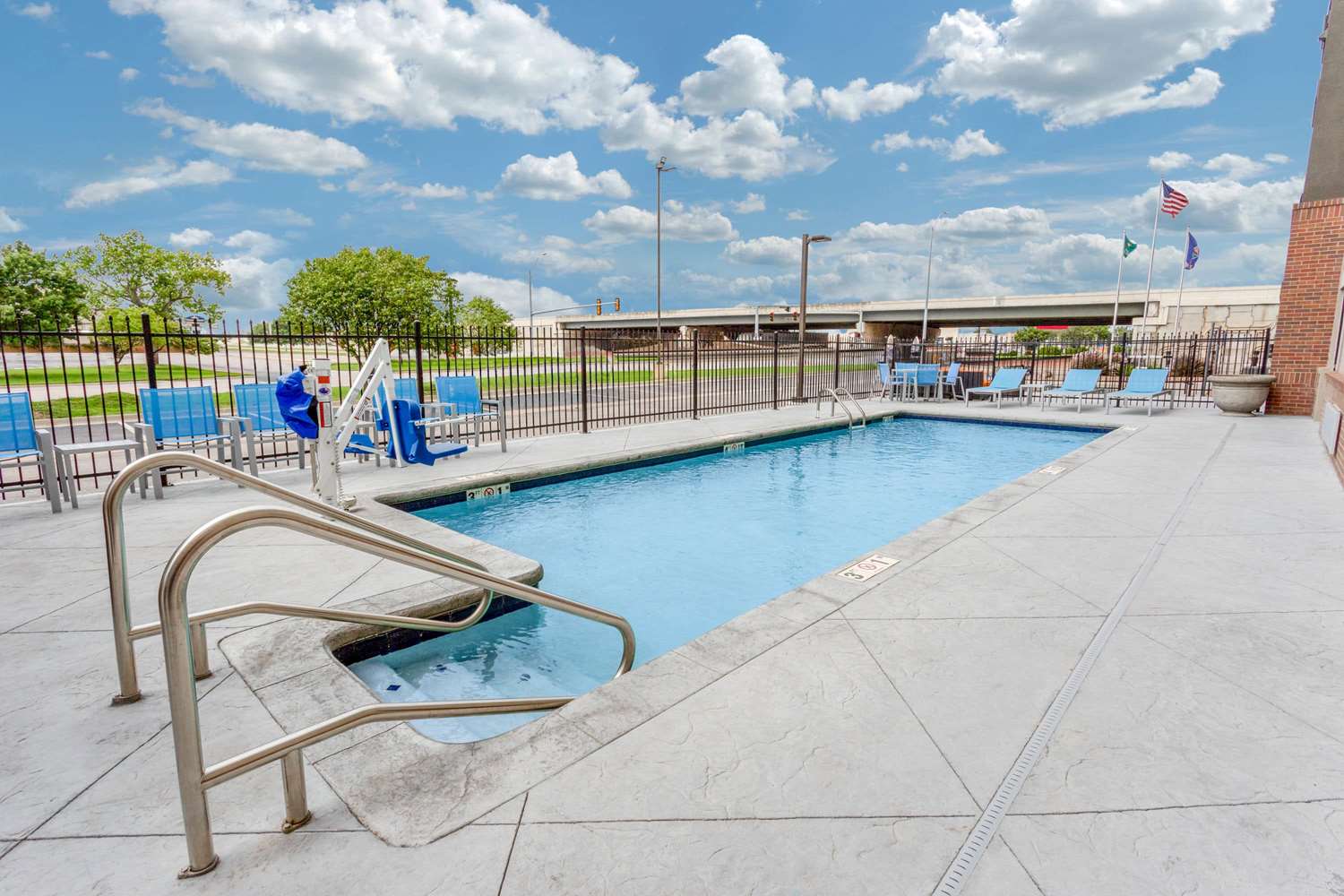 La Quinta Inn & Suites by Wyndham Wichita Airport 37/56