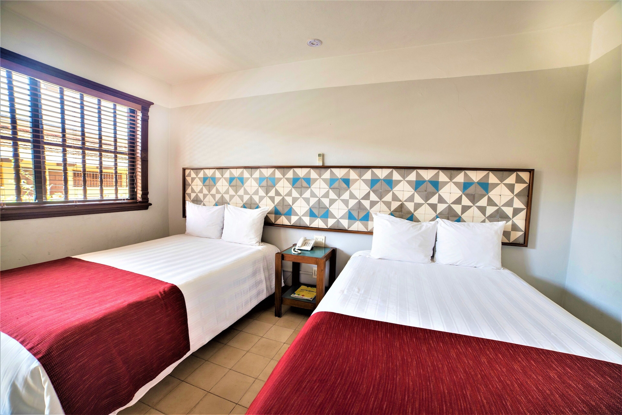 ROOM, DOUBLE BED