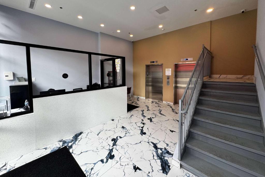 Super 8 by Wyndham Brooklyn Fulton Street/Broadway Junction 5/40