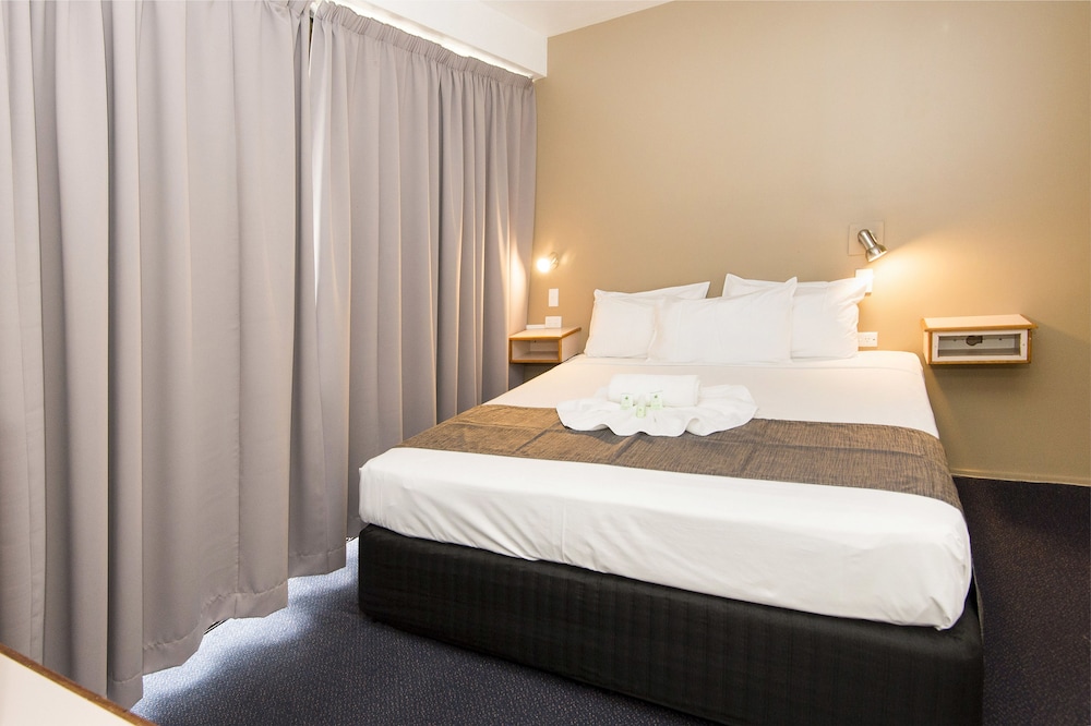 EXECUTIVE, KING BED