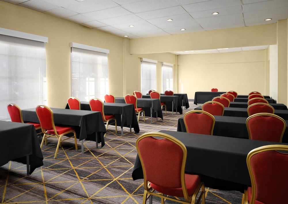 Holiday Inn Suites Boston Peabody 52/62
