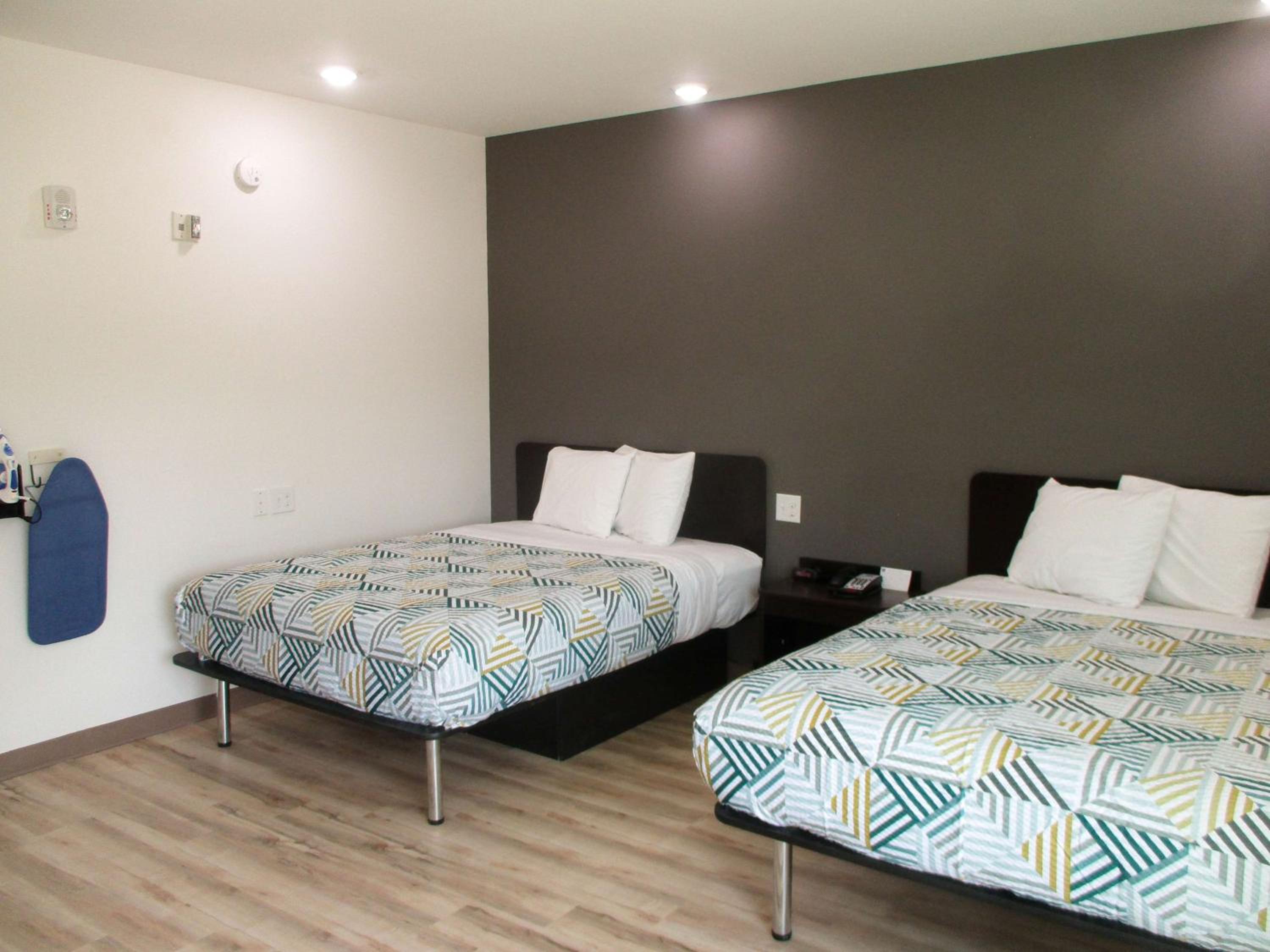 2 Queen Beds - Mobility Accessible Tub Nsmk