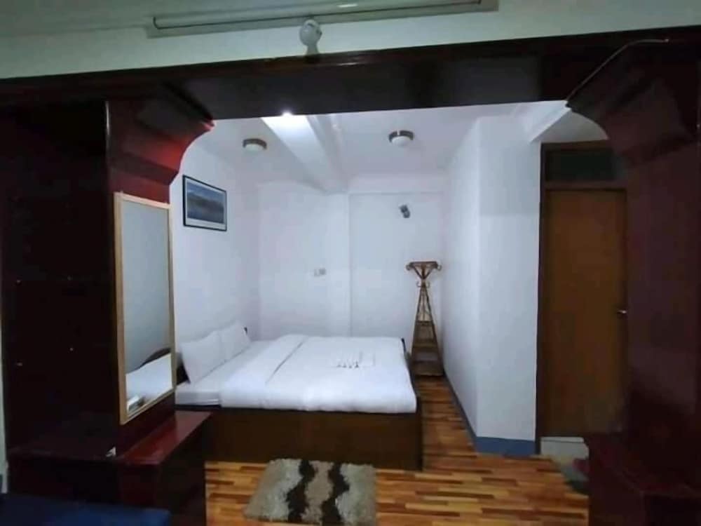 Hotel Ritu Mouria Pvt Ltd 35/35