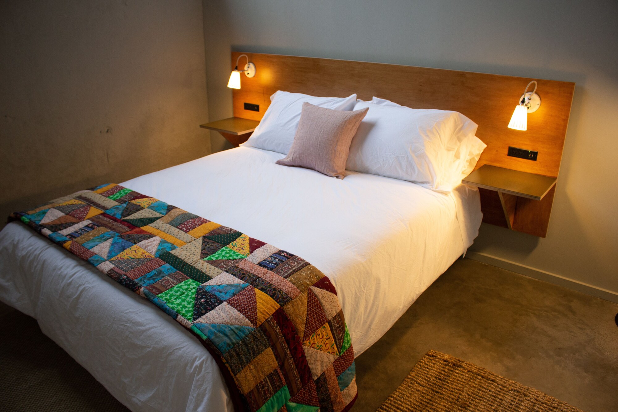 West, Queen Bed