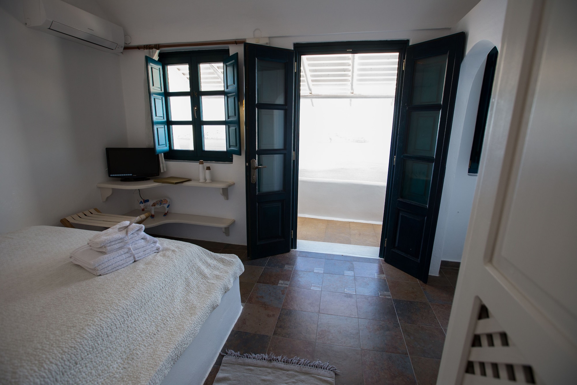 SUPERIOR, STUDIO, QUEEN BED, CALDERA VIEW