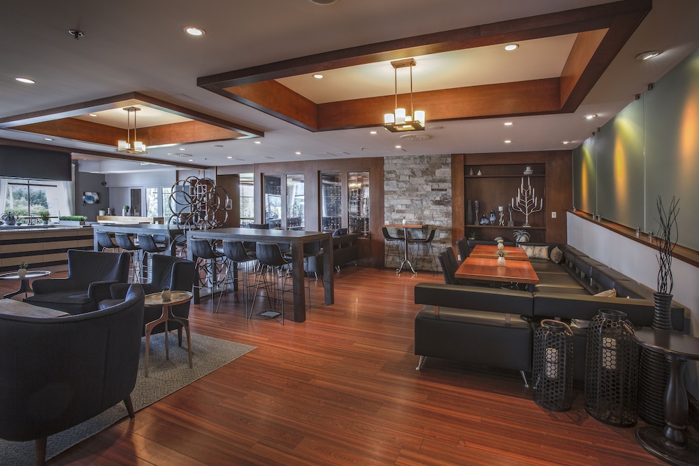 ESTRIMONT SUITES & SPA 49/61