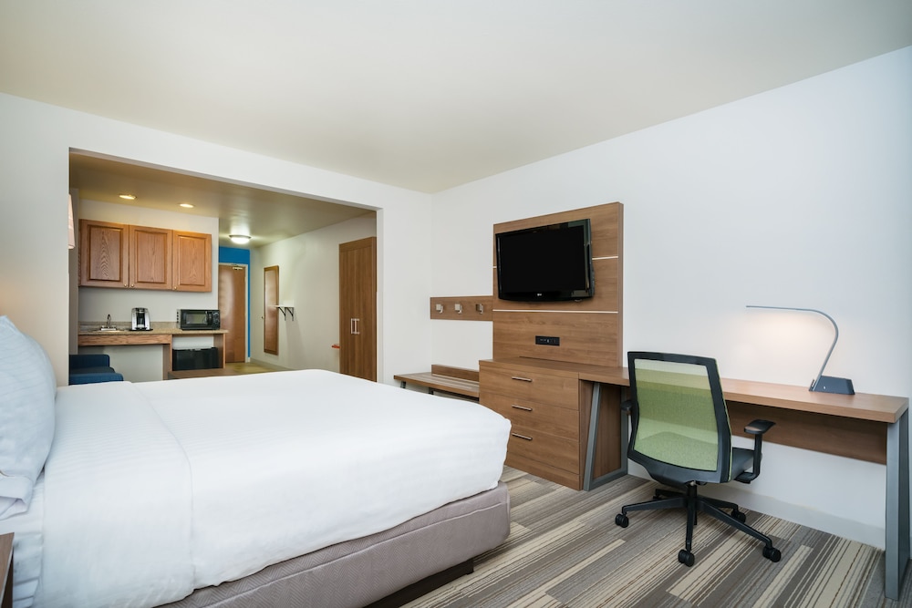 Holiday Inn Express & Suites Rocky Mount/Smith Mtn Lake 18/75