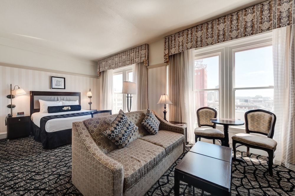 Gaslamp Plaza Suites 46/68