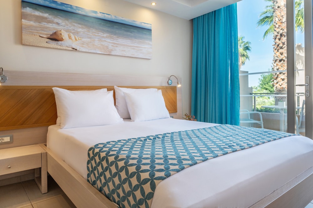 Serenity, Queen Bed, Land View, Sofa