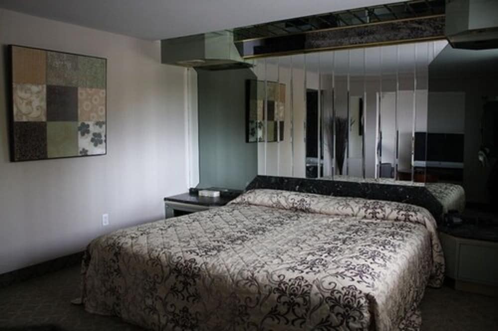 Grand Motel Saint Hubert 7/33
