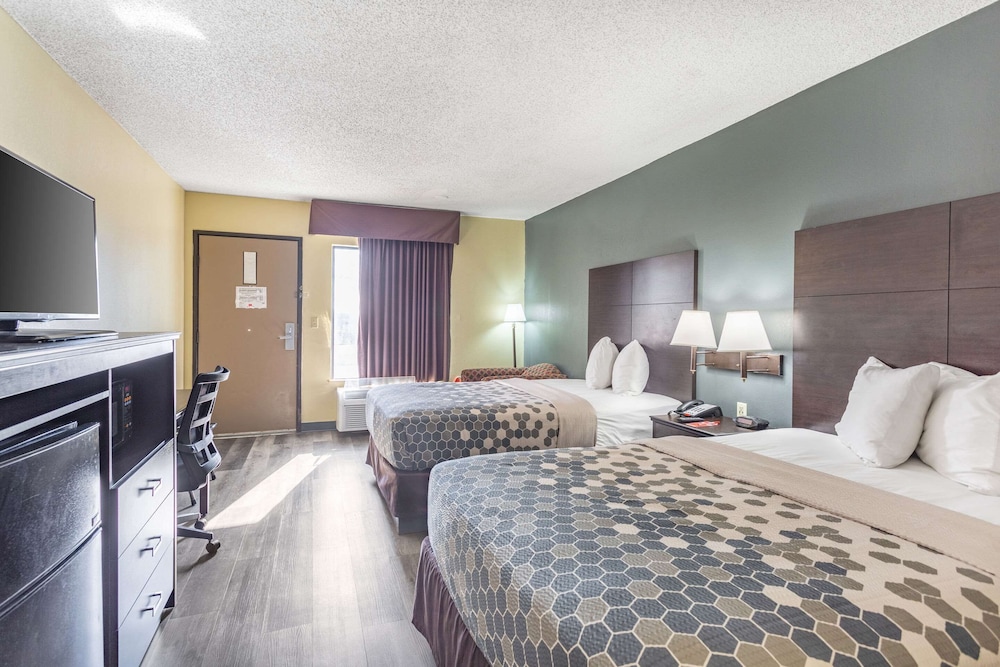 Room, 2 Double Beds, Accessible, Econo Lodge & Suites Clarksville near Governors Square Mall 5/6