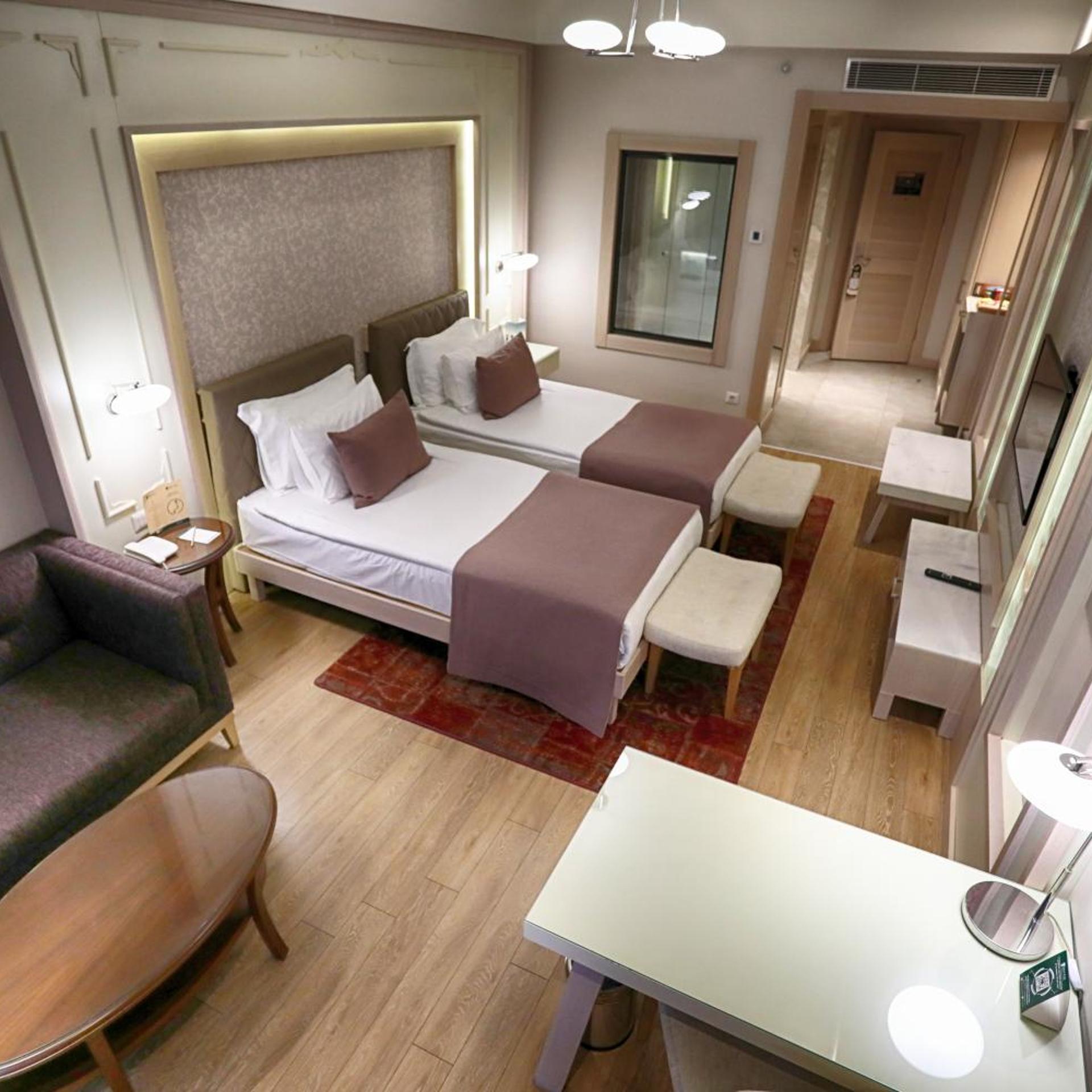 DELUXE, TWIN BEDS