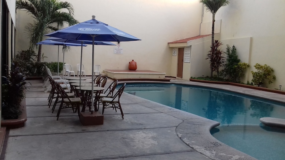 Hotel Ambassador Merida 56/72
