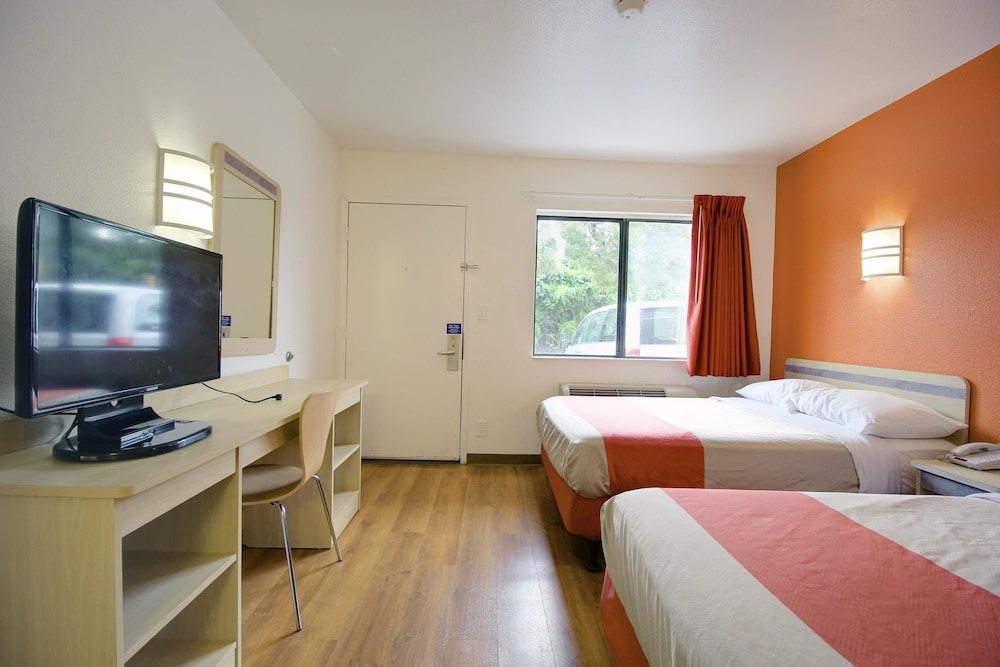 Motel6 Lantana/West Palm Beach, FL 25/60