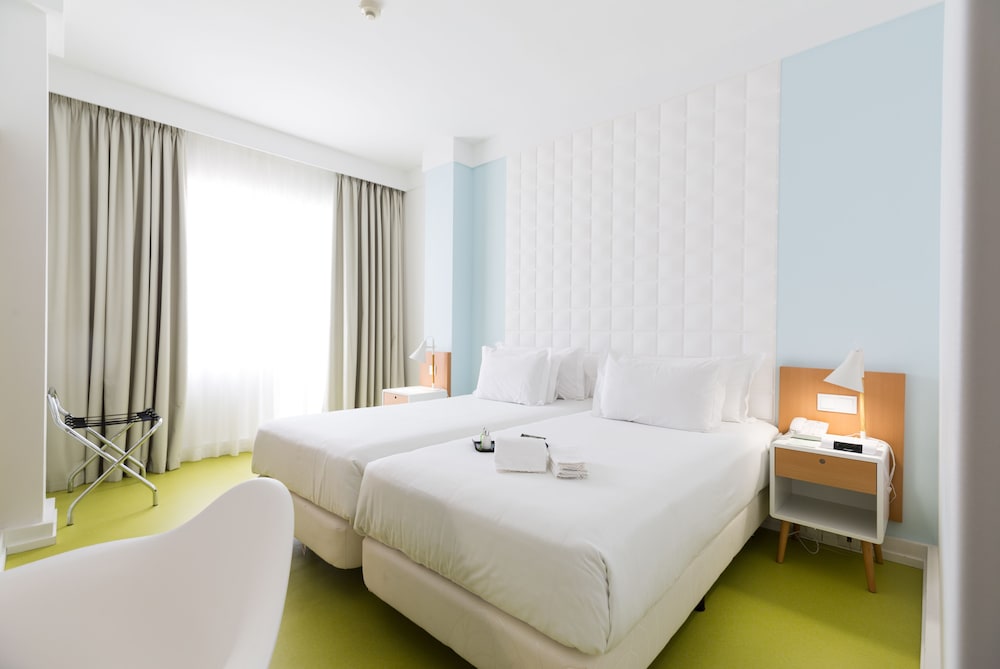 ROOM, DOUBLE BED