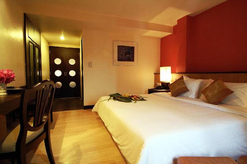 Rose Hotel 12/50