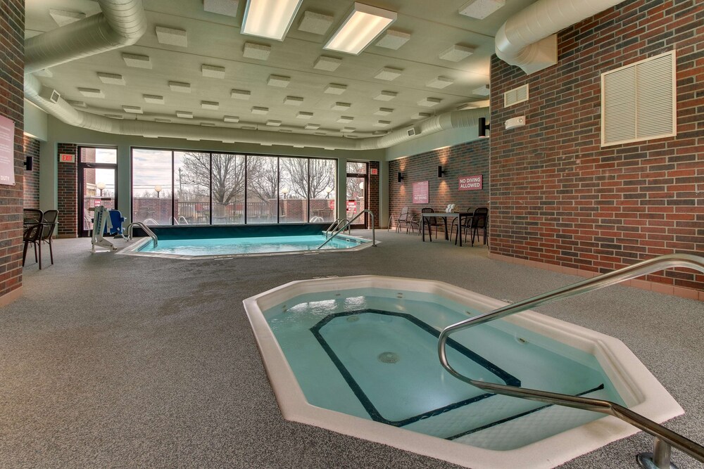 Drury Inn and Suites Poplar Bluff 25/48