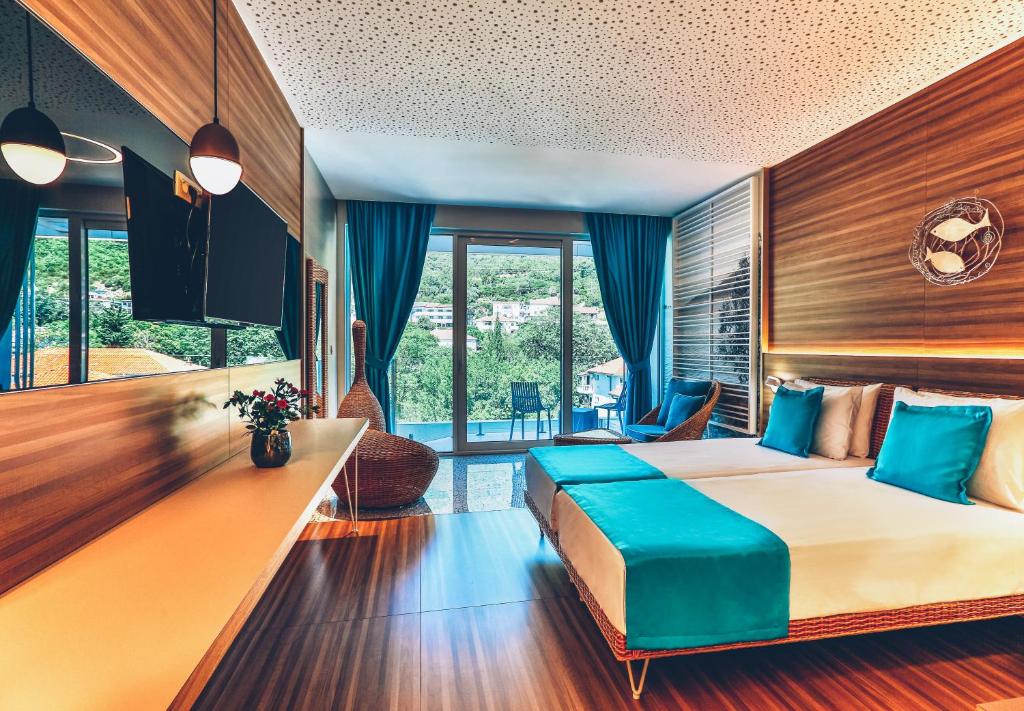 Deluxe, Double Bed, Lateral Side Sea View