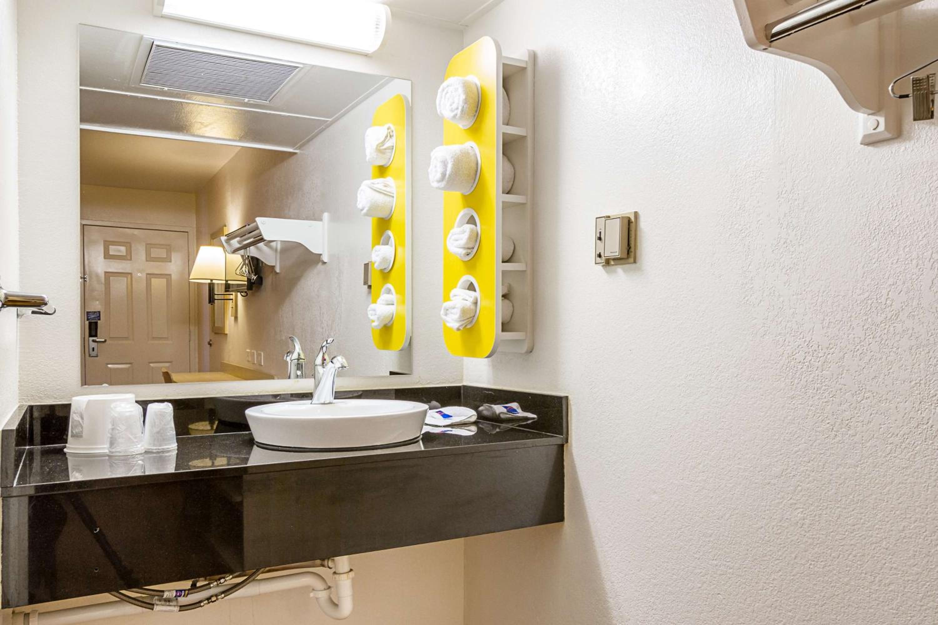 غرفة رباعية بسرير مزدوج، Motel6 Mesa, AZ - North 10/10