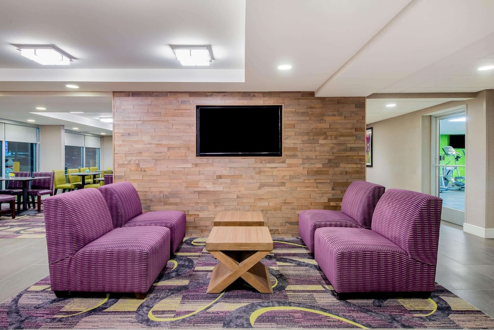La Quinta Inn & Suites by Wyndham Baltimore BWI Airport 35/52