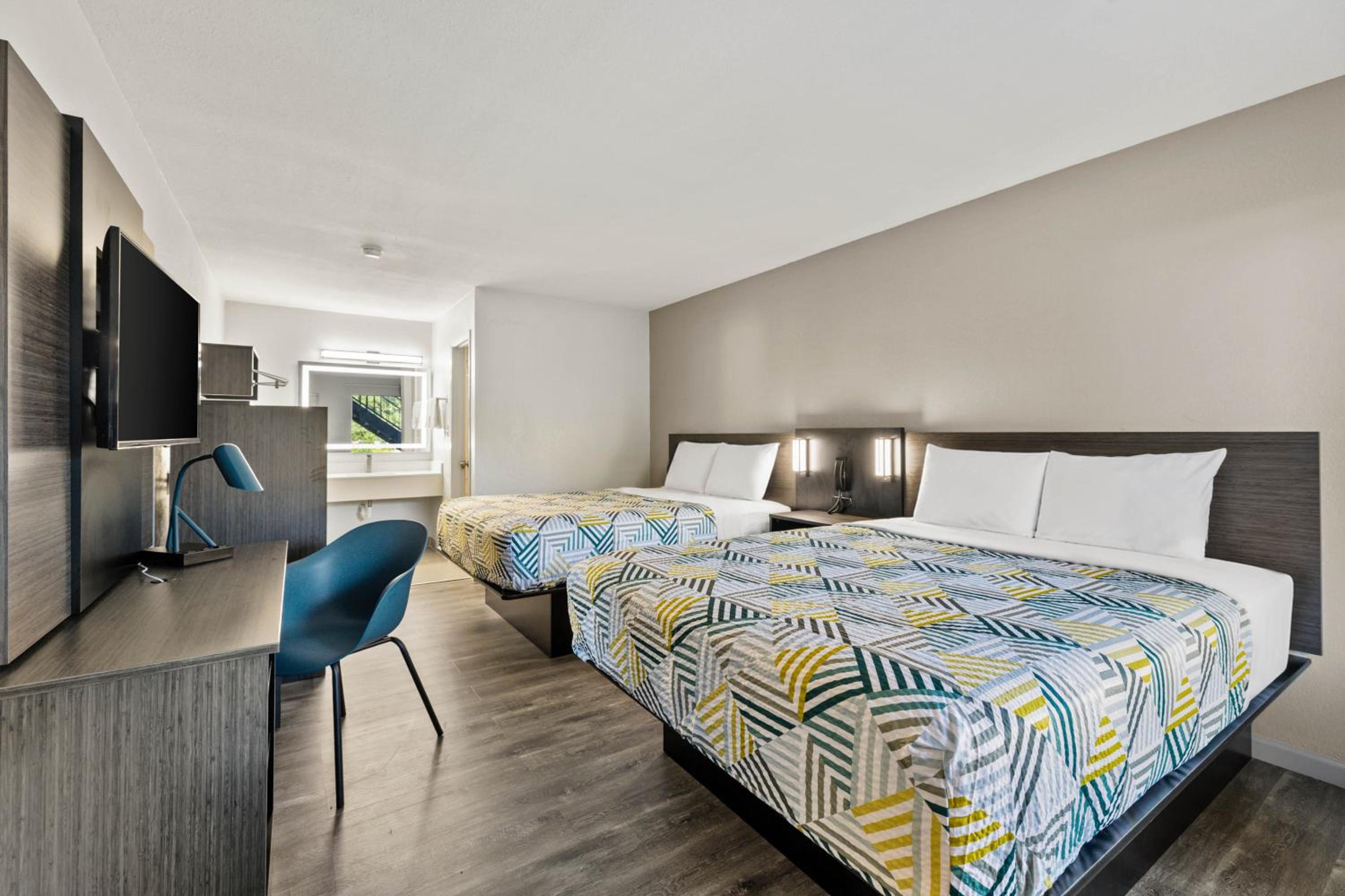 2 Queen Beds Non-Smoking, Micfridge، Motel6 Mccomb Ms 10/16