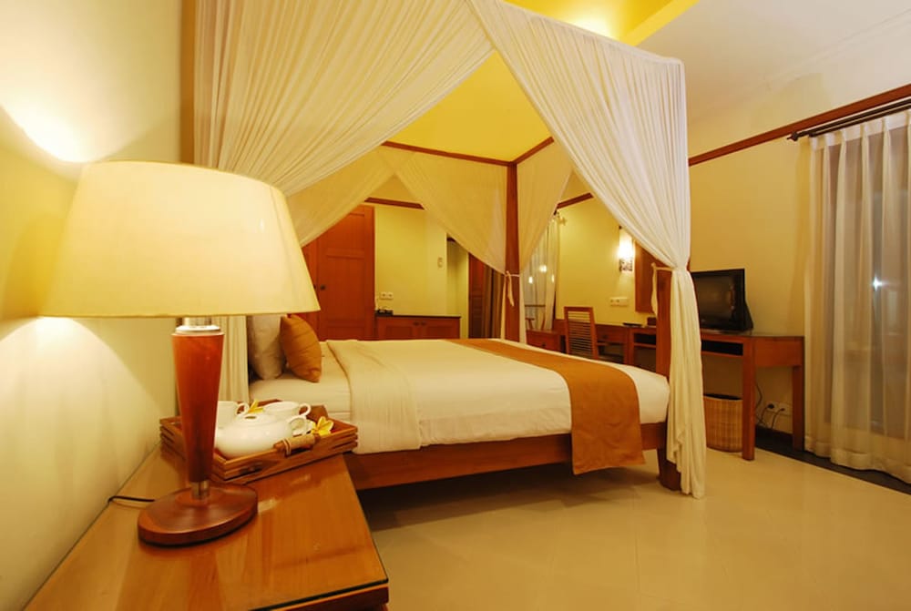 YULIA BEACH INN 25/67