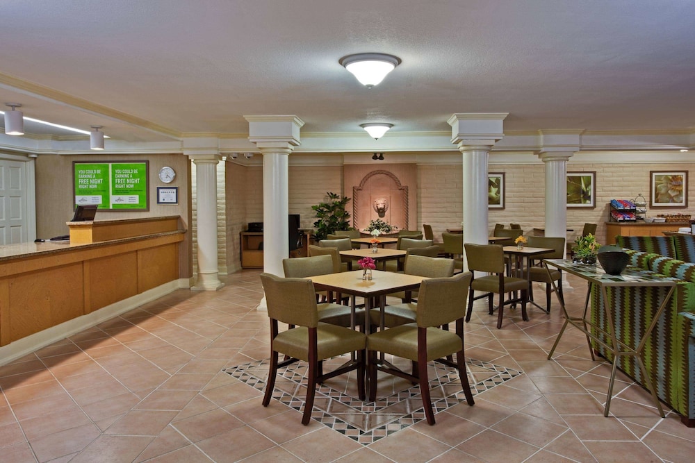 La Quinta Inn by Wyndham Orlando Airport West 30/40