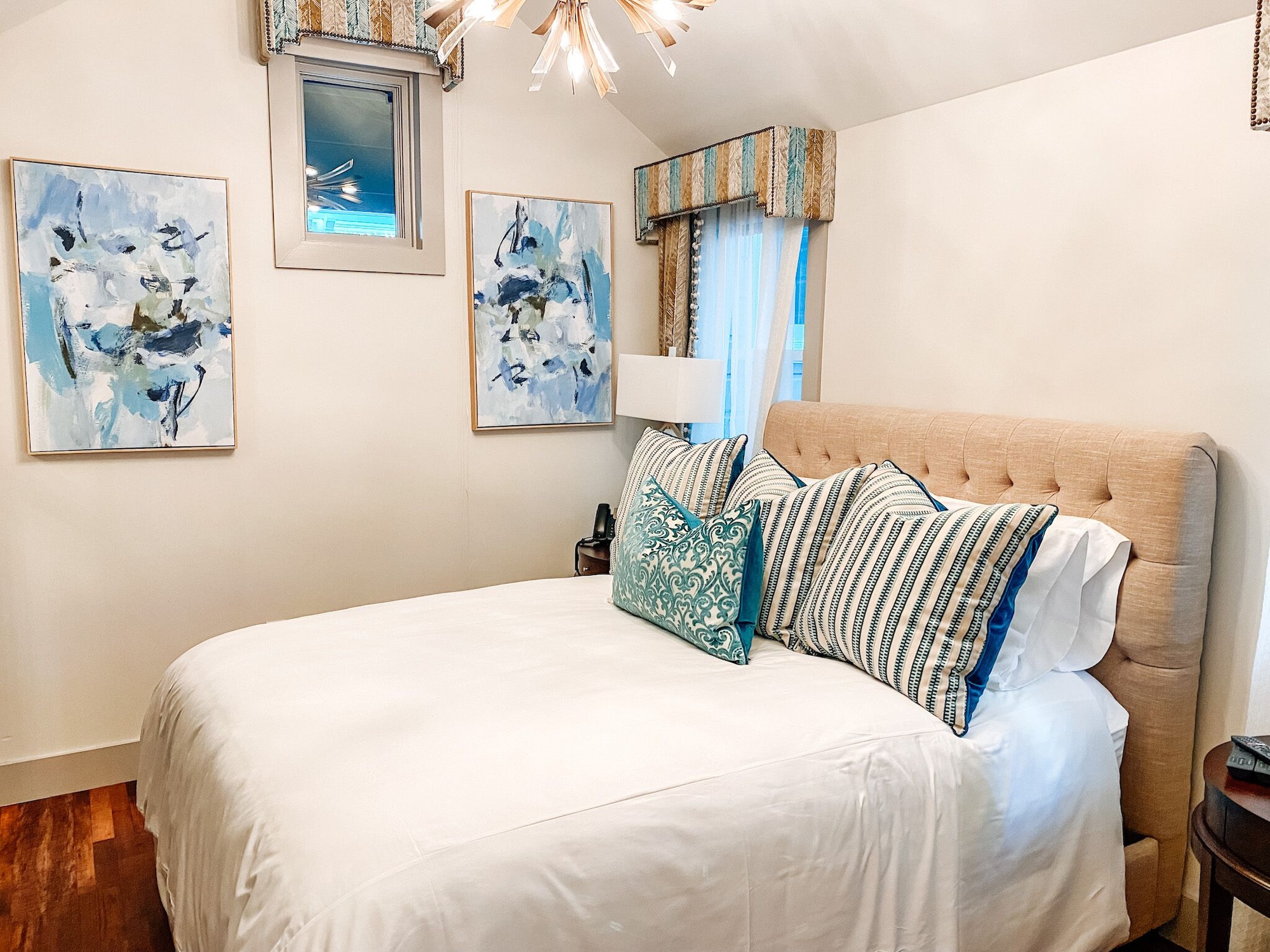 HOUSE, KING BED